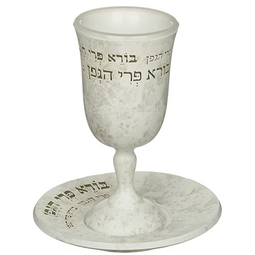 גביע קידוש פולימר שיש אפור · "בורא פרי הגפן" מוזהב · 15 ס"מ — מבט ראשי